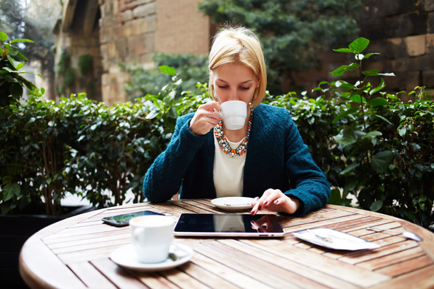 businesswoman while coffee break - Foto, Imagen