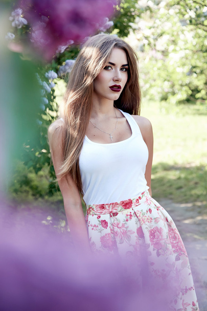 Beautiful sexy woman brunette walk in park sun shine dress - Foto, imagen