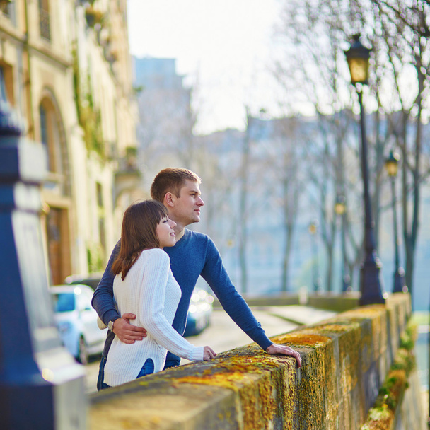 Романтичні знайомства люблячий пара в Парижі - Фото, зображення