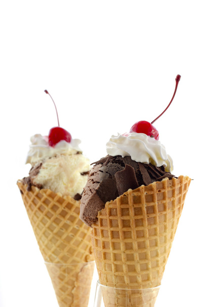 夏コンセプト チョコレートとバニラのアイスクリームのウェーハ コーン.  - 写真・画像