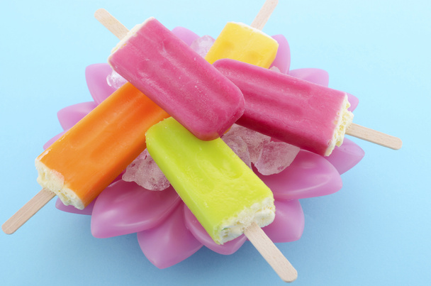 Лето здесь с ярким цветным мороженым
 - Фото, изображение