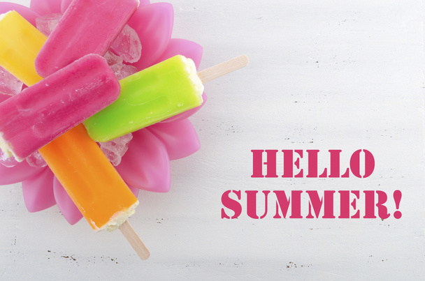Το καλοκαίρι είναι εδώ έννοια με φωτεινό χρώμα παγωτά - Φωτογραφία, εικόνα