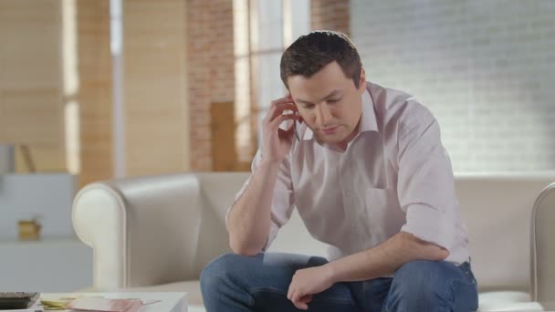 Young man talking to business partner on phone, ending call - Filmagem, Vídeo