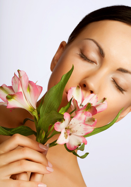 Beautiful woman with  pink flower - Foto, afbeelding