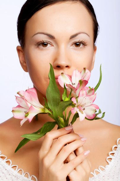 Beautiful woman with  pink flower - Foto, Bild