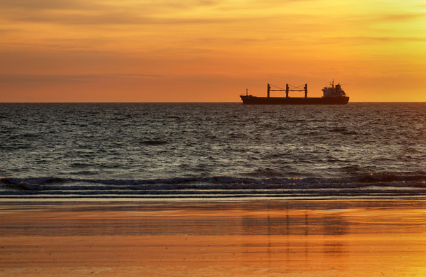 Φορτηγά πλοία στον ωκεανό στο ηλιοβασίλεμα - Φωτογραφία, εικόνα