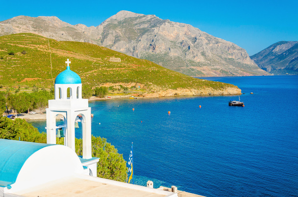 Cúpula azul da igreja grega e do mar
 - Foto, Imagem