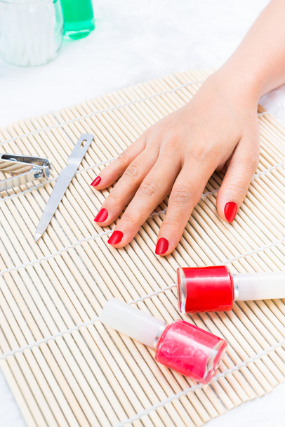 Красивые маникюрные ногти женщины с красным лаком для ногтей
 - Фото, изображение