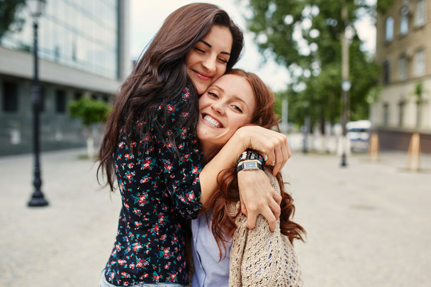 zwei fröhliche Schwestern, die sich umarmen - Foto, Bild