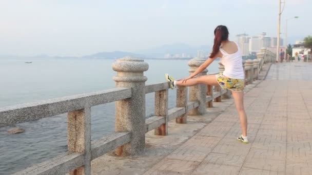 woman runner stretching legs - Záběry, video