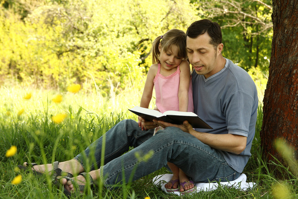 father with little daughter reading - Foto, imagen