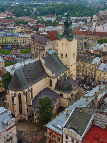 view of the ancient cathedral in the city - Fotoğraf, Görsel