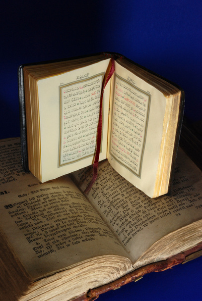 古代聖書とコーラン - 写真・画像