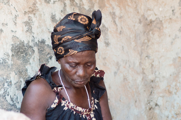 Afrikai nő a faluban. - Fotó, kép