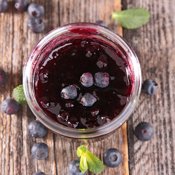 Blueberry jam in glass jar - Foto, afbeelding
