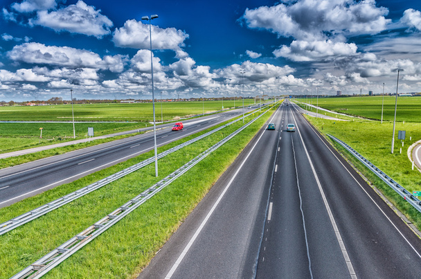 Прямая автострада с небольшим движением в прекрасный день
 - Фото, изображение