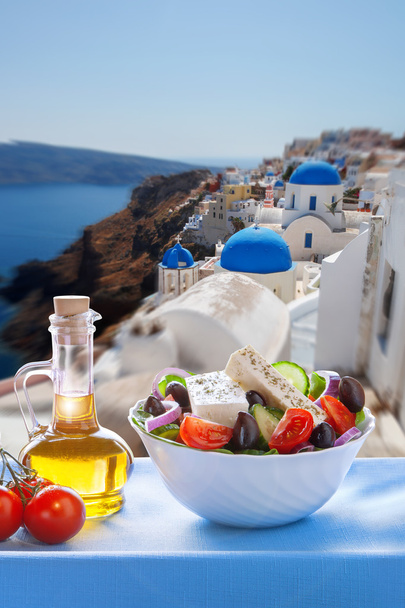 griechischer salat gegen die kirche in oia dorf, santorini insel in griechenland - Foto, Bild