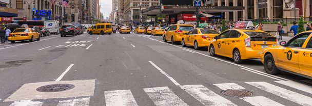 NEW YORK CITY - JUNE 13, 2013: Yellow cabs along Manhattan avenu - Fotografie, Obrázek