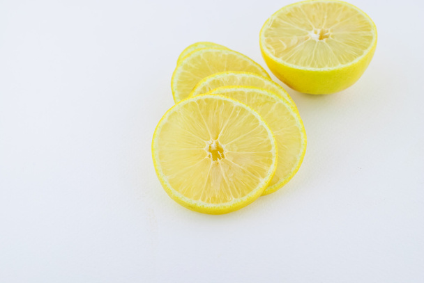 分離した新鮮なレモン - 写真・画像