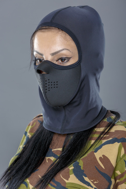 Mujer soldado en traje de camuflaje y máscara
 - Foto, imagen