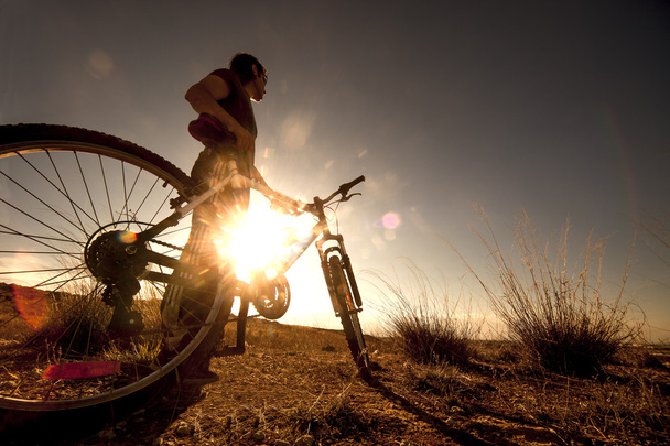 Mountain bike e paesaggio al tramonto
 - Foto, immagini