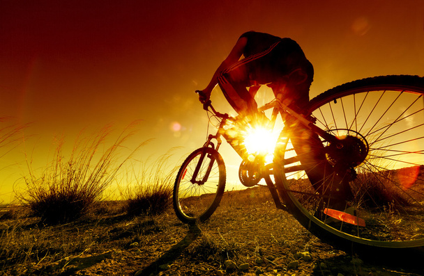 Montanha bicicleta e pôr do sol paisagem
 - Foto, Imagem