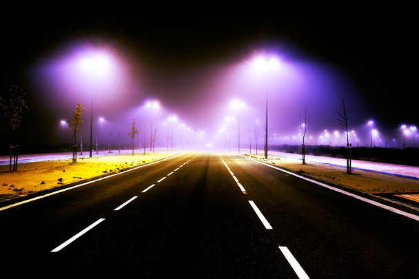 Туманный городской пейзаж ночью
 - Фото, изображение