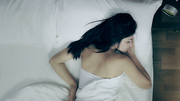 Ágyban alvó nő - Felvétel, videó