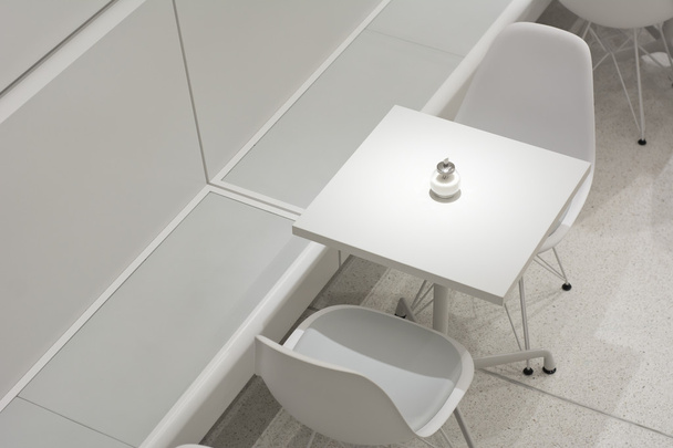 Белый стол и стулья
 - Фото, изображение