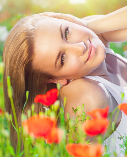 Красива жінка на маковому квітковому полі
 - Фото, зображення
