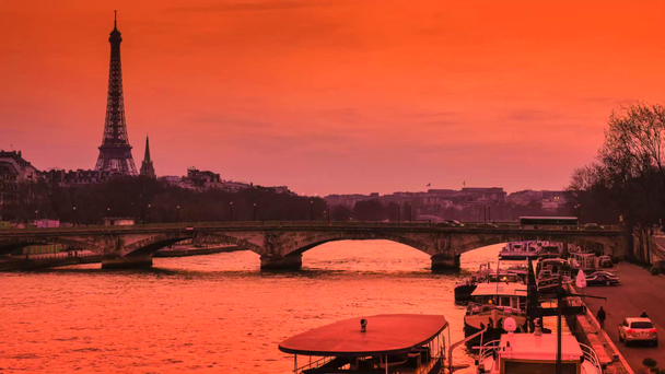 Time Lapse-Paris por barcos de turismo noturno navegando no Sena
 - Filmagem, Vídeo
