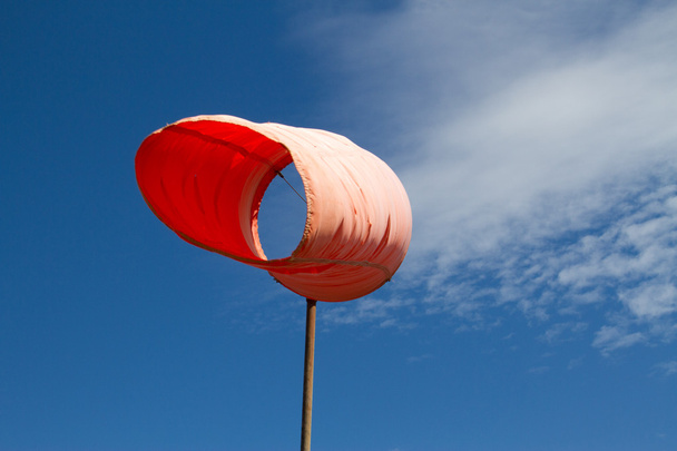 Windsack gegen blauen Himmel - Foto, Bild