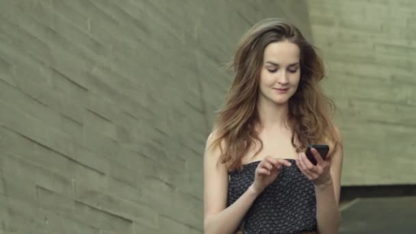 Modelo de menina de cabelo longo bonito responder um telefone móvel
 - Filmagem, Vídeo