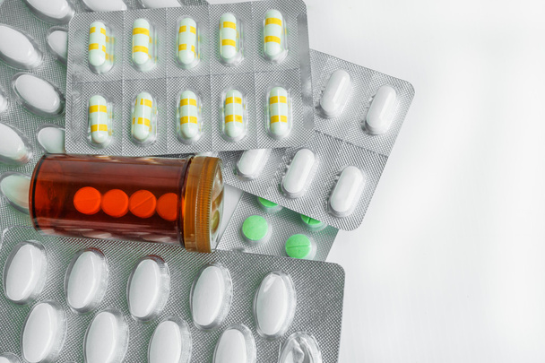 таблетки в пляшці та блістерній упаковці ліки
 - Фото, зображення