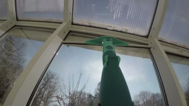 Mies käsi spray puhtaampaa nestettä pyyhi ikkuna puristustyökalulla. 4K
 - Materiaali, video