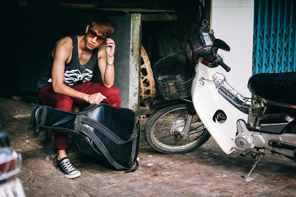 азиатская мода уличный подросток в стиле солнцезащитные очки с гитарой ок
 - Фото, изображение