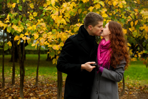 Giovane amore coppia baci
 - Foto, immagini