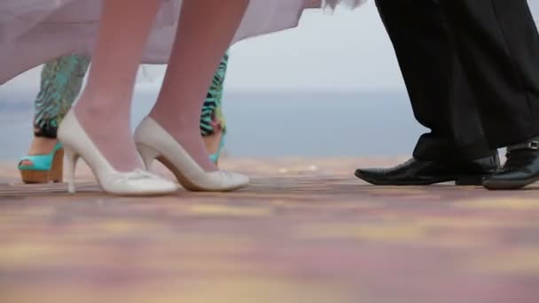 Bräutigam und Braut tanzen in der Natur - Filmmaterial, Video