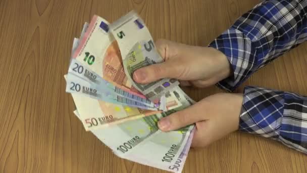 Ruce drží euro peníze ventilátor s různými bankovky. 4k - Záběry, video