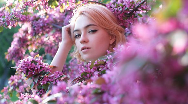Молода жінка в рожевих квітах
 - Фото, зображення