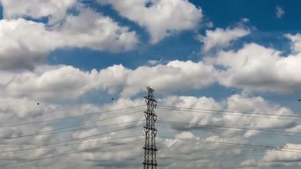 4 k tijd-tijdspanne elektrische transmissie toren en wolken verplaatsen - Video