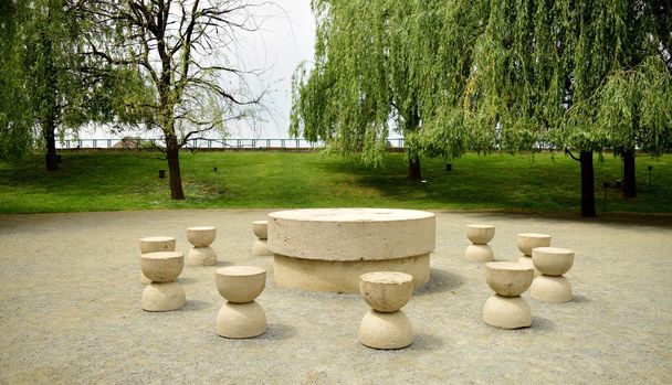 Silent Table artwork Constantin Brancusi - Фото, зображення