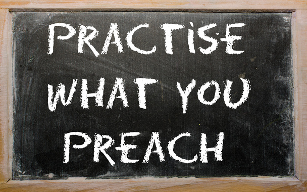 Sananlasku "Harjoittele mitä saarnaat" kirjoitettu liitutaululle
 - Valokuva, kuva