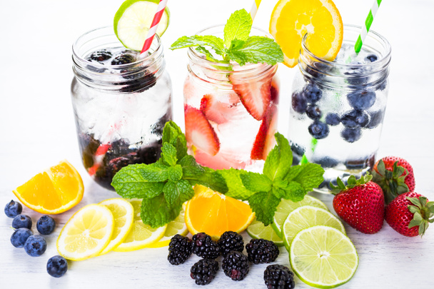 Infused water with fresh berries. - Foto, Imagen