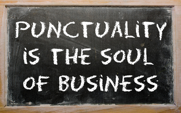 spreekwoord "punctualiteit is de ziel van het bedrijfsleven" geschreven op een zwart - Foto, afbeelding
