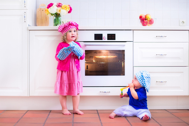 Kinder backen in einer weißen Küche - Foto, Bild