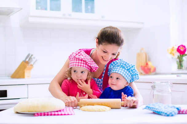 Děti, pečení v bílé kuchyni - Fotografie, Obrázek