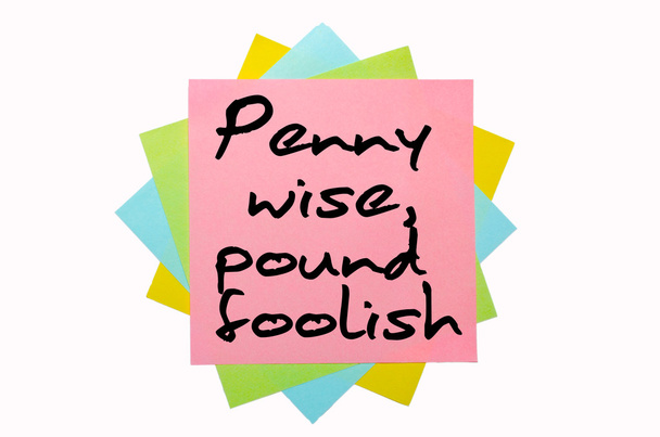 Proverbio "Penny sabio, libra tonta" escrito en montón de pegajoso n
 - Foto, Imagen