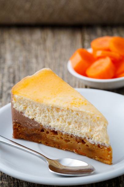 Сладкий кусочек морковного пирога на белой тарелке
. - Фото, изображение