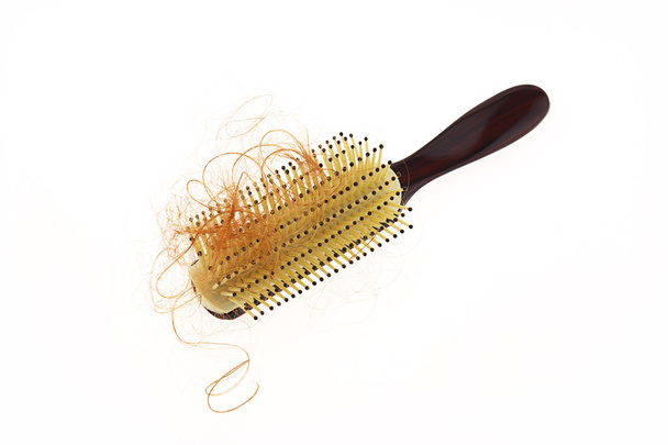 Waman problème de perte de cheveux avec brosse à cheveux ronds, isolé sur le blanc
 - Photo, image
